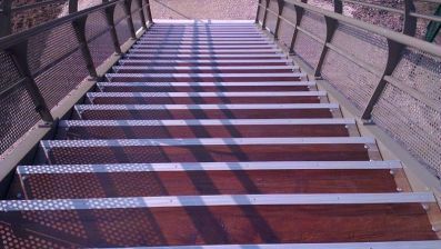 Escalier d'une passerelle en bois